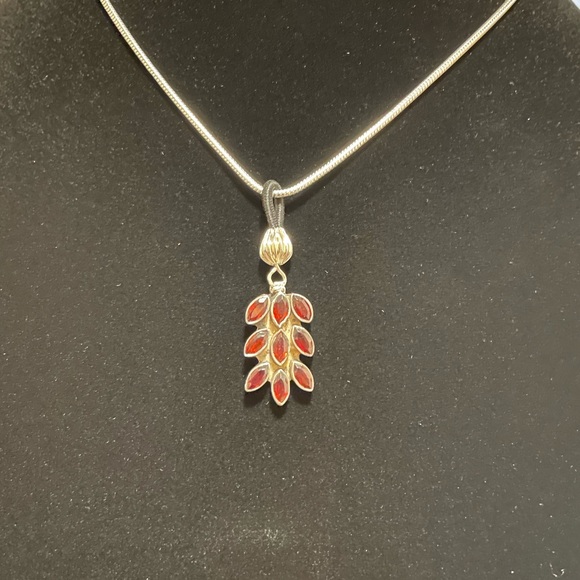 Fine silver, Real Garnet pendant. - Picture 2 of 2